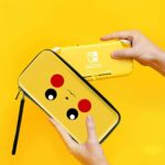 Bienvenue chez Setupdream, où nous vous présentons la Pochette Nintendo Switch – Pokémon Pikachu, l'accessoire parfait pour tous les dresseurs Pokémon en herbe.